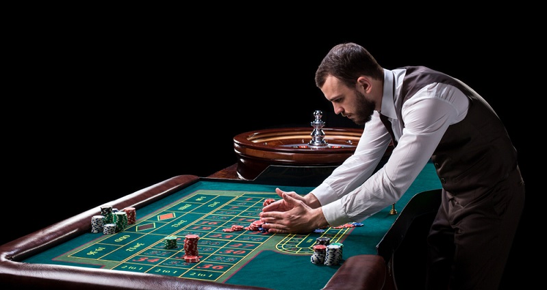 Die Studenten, die an dem Kurs der Spielbank teilnehmen und pro Tag rund drei Stunden hier verbringen, wissen schon bald um die Schwierigkeit dieses Jobs. (#01)