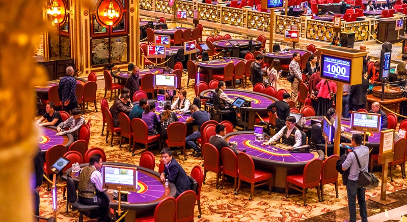 Die Poker-Tische sind anfangs für die frisch geprüften Croupiers noch tabu. Erst nach rund zwei Jahren in der Spielbank dürfen die Croupiers an diese Tische, was die meisten Bewerber aber nicht davon abhält, in die Welt der Glücksspiele hineinzuschnuppern. (#04)
