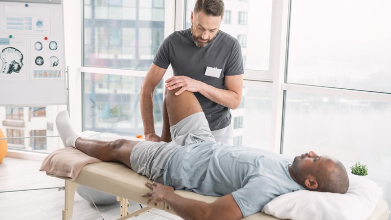 Teilweise ist eine anonyme Risikoanfrage beim Anbieter der Berufsunfähigkeitsversicherung sinnvoll. Das gilt für Personen, die gesundheitlich eingeschränkt sind oder die ein gefährliches Hobby ausüben, bei dem die Wahrscheinlichkeit für einen Unfall deutlich erhöht ist. (#02)