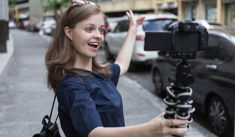 Geeignete Plattformen sind zum Beispiel Youtube oder Facebook, auch in Blogs oder auf Twitter sind verschiedene Influencer zu finden.