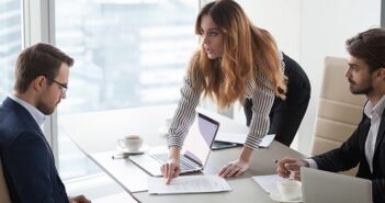 Arbeitszeitbetrug nachweisen: das ist beim Home-Office zu beachten! ( Foto: Shutterstock -fizkes)