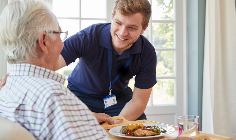 Der Umgang mit Patienten in jedem Alter gehört zu diesem Job. (Foto: Shutterstock-Monkey Business Images )
