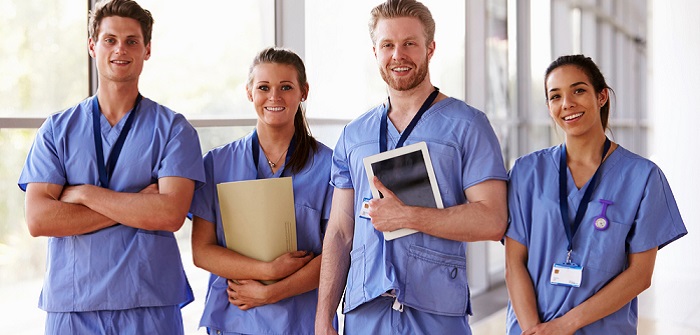 Gesundheitswesen: Nachfrage nach qualifiziertem Pflegepersonal steigt ( Foto: Shutterstock-Monkey Business Images )