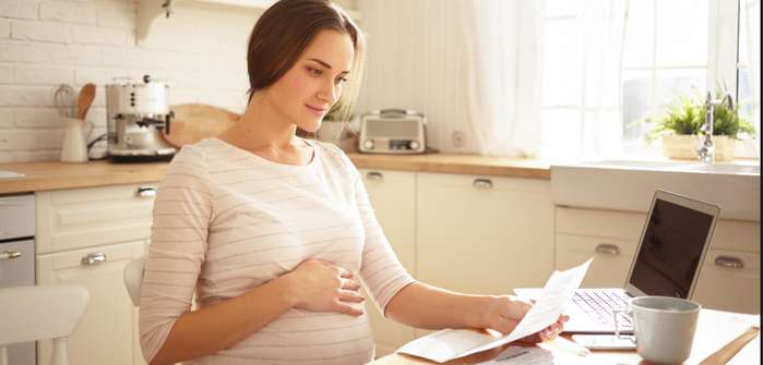 Zwischenzeugnis: Immense Bedeutung im Mutterschutz, vier Gründe und Ansprüche ( Foto: Adobe Stock- shurkin_son )