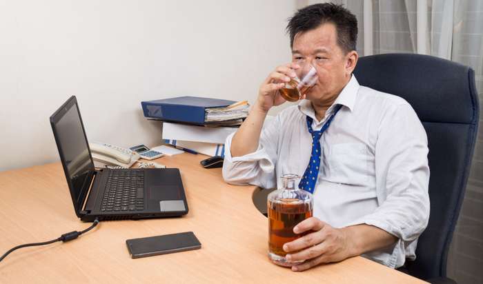 Alkohol am Arbeitsplatz führt ebenfalls zu einer verhaltensbedingten Kündigung ( Foto: Adobe Stock - ThamKC )