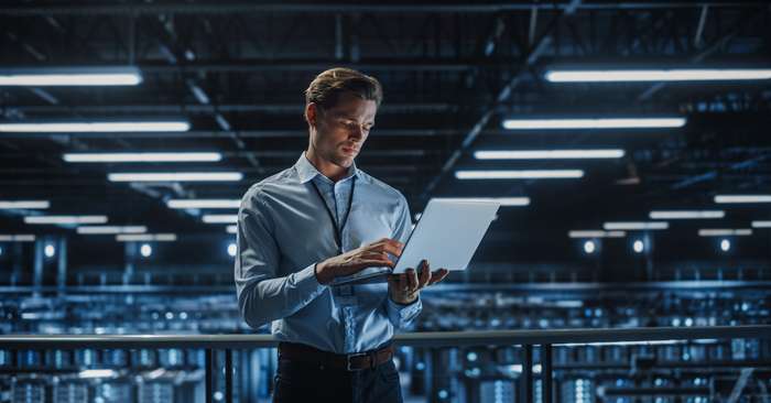 Viele mittelständische Unternehmen scheuen sich davor, die Digitalisierung in der Arbeitswelt zu stützen, weil ihnen das Thema IT-Sicherheit Kopfzerbrechen macht. ( Foto: Shutterstock - Gorodenkoff )