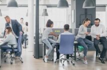 Zufriedene Büroangestellte: Das können Unternehmen ihren Mitarbeitern bieten ( Foto: Adobe Stock - REDPIXEL )