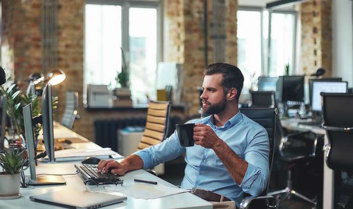 Auch wenn der Arbeitgeber hier keinen Einfluss hat, ist das ausreichende Trinken doch wichtig. ( Foto: Adobe Stock - standret_)