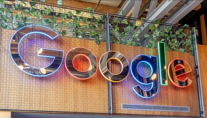 Google stellt das Zentrum für jede Form des Suchmaschinenmarketings dar und wirklich wirksame Werbemaßnahmen für Unternehmen funktionieren nur unter Einbeziehung des Internetriesen. (Foto: AdobeStock - 310568454 JHVEPhoto) 