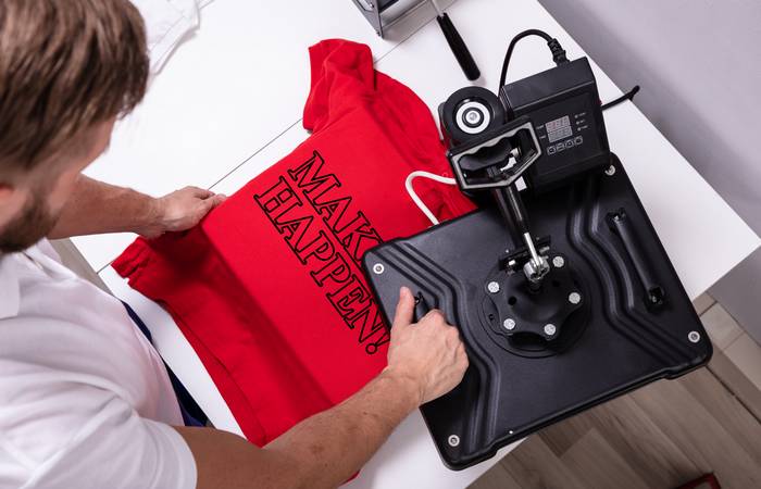 Wer beispielsweise ein groß bedrucktes T-Shirt auf einer Massenveranstaltung trägt, läuft damit automatisch Werbung für das Unternehmen. (Foto: AdobeStock - 267249692 Andrey Popov) 