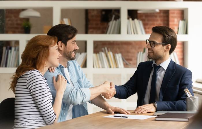 Wenn es um die Beschaffung von Geld geht, wendet man sich in der Regel zuerst an die Hausbank. ( Foto: Adobe Stock-fizkes)