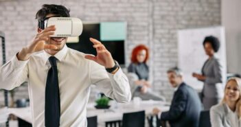 VR-Brille bei der Arbeit: Effizienter und produktiver arbeiten leicht gemacht ( Foto: Adobe Stock-Drazen )