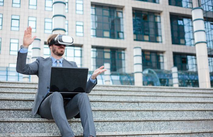 Das Durchführen von Meetings und Konferenzen, ohne an einen bestimmten Ort gebunden zu sein, ist einer der größten Vorteile des Einsatzes von VR am Arbeitsplatz. ( Foto: Adobe Stock-Ivan)