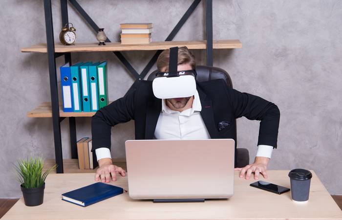 Viele Unternehmen setzen VR-Brillen bereits erfolgreich ein und sie berichten über vielerlei Vorteile, die sich im Arbeits- und Anwendungsalltag zeigen. (Foto: Adobe Stock-be free)