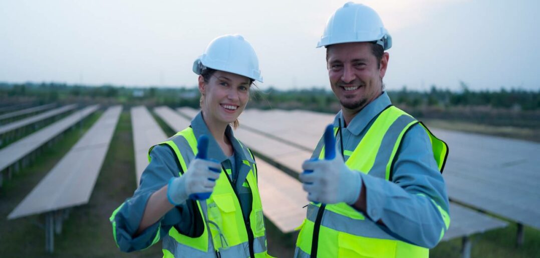 Berufe mit Perspektive: Erneuerbare Energien bieten Jobs mit Zukunft ( Foto: Adobe Stock-Wosunan )