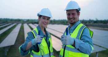 Berufe mit Perspektive: Erneuerbare Energien bieten Jobs mit Zukunft ( Foto: Adobe Stock-Wosunan )