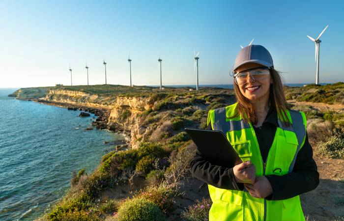 Ingenieure, die im Bereich der erneuerbaren Energien tätig sind, befassen sich unter anderem mit der Planung und Entwicklung von Anlagen, die der Gewinnung von Energie aus erneuerbaren Energiequellen dienen. ( Foto: Adobe Stock-bulentbaris)