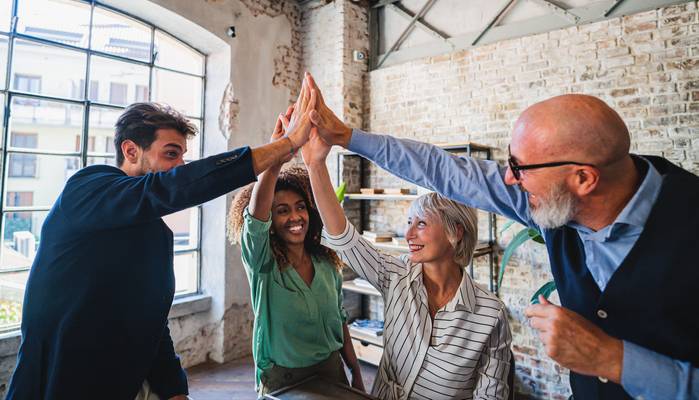 Werden regelmäßig Angebote zur Mitarbeiterentwicklung unterbreitet und von den Angestellten wahrgenommen, lassen sich in der Regel Erfolge messen.  ( Foto: Adobe Stock-MandriaPix)