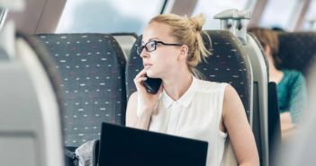 Neue Erkenntnisse vom IFA: Gesundheitliche Auswirkungen mobiler Bildschirmarbeit IFA-Studie zeigt: Mobile Bildschirmarbeit beeinflusst (Foto: AdobeStock - kasto 544051775)