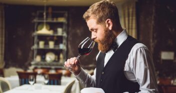 Sommelier Ausbildung: Ein ausgefallener und besonderer Beruf ( Foto: Adobe Stock-Yakobchuk Olena)