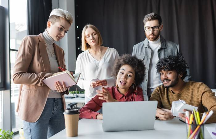 Es ist eine Gratwanderung zwischen dem Wunsch, die eigene Kreativität ausleben zu können und zu finanziellem Reichtum – oder wenigstens zu einem ausreichenden Gehalt – zu kommen. (Foto: AdobeStock - 512388687 LIGHTFIELD STUDIOS)