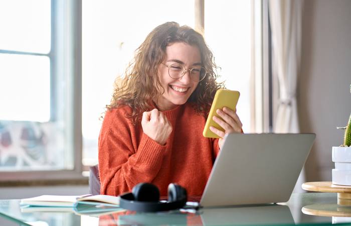 Der akute Fachkräftemangel bedeutet, dass willige Arbeitsuchende gute Chancen haben, selbst dann relativ schnell eine Stelle zu finden, wenn sie nicht alle Anforderungen erfüllen. (Foto: AdobeStock - insta_photos)