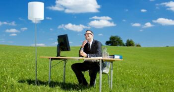 Mobiles Arbeiten: Definition, Vorteile, Nachteile und was beim Homeoffice anders ist Mobiles Arbeiten: Definition, Vorteile, Nachteile und was beim Homeoffice anders ist (Foto: AdobeStock - 51505166 contrastwerkstatt)