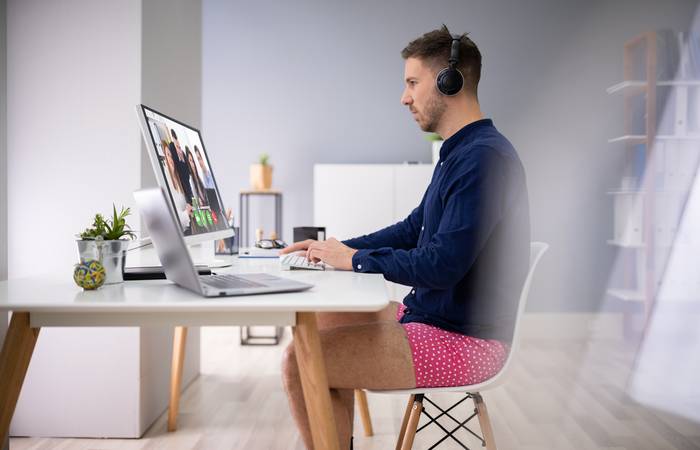 Beim Homeoffice richtet der Arbeitgeber seinem Angestellten ein Büro zu Hause ein. (Foto: AdobeStock - _306445381 Andrey Popov)