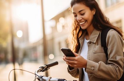 Studie zeigt: Ablenkung verursacht Verkehrsunfälle beim (Foto: AdobeStock - Zaleman 629466242)