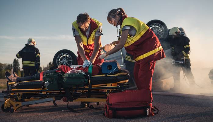 Entstehen aus einer Verletzung chronische Leiden oder liegt eine Pflegebedürftigkeit des Geschädigten vor, erhöht das die Forderung nach Schadenersatz. (Foto: AdobeStock - 084442 Gorodenkoff) 