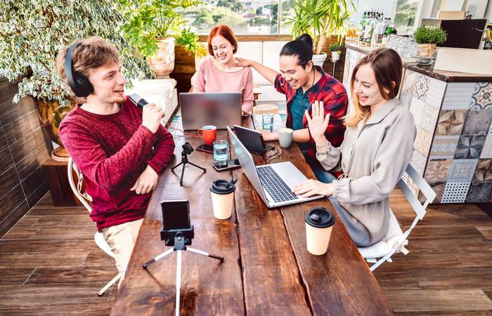 Auf viele junge Menschen passen die traditionellen Lebens- und Arbeitsmodelle nicht mehr. Viele suchen deshalb nach neuen, kreativen Möglichkeiten, ihren Ruhestand zu überdenken. (Foto: AdobeStock - 436620220 Mirko Vitali)