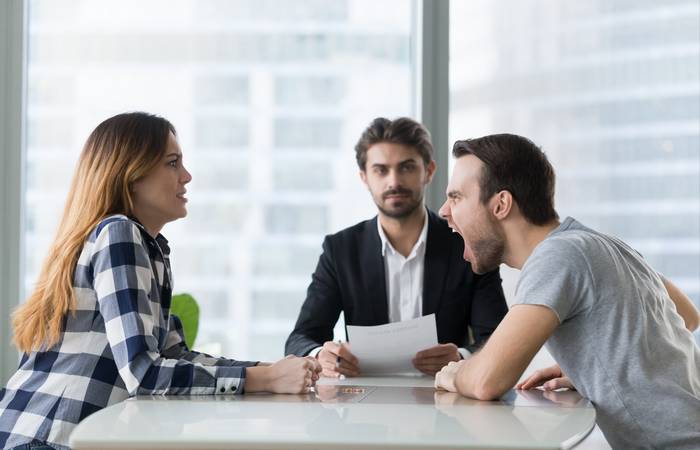 Im Arbeitsrecht kann es zu vielfältigen Konflikten kommen. (Foto: AdobeStock - 223965142 fizkes) 