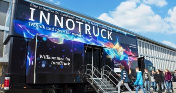 Offene Tür im InnoTruck: Erfahren Sie mehr über Karrierechancen in Schlüsseltechnologien InnoTruck präsentiert Innovationen und Zukunftsfelder in interaktiver (Foto: (C) BMBF-Initiative InnoTruck. FLAD & FLAD Communication GmbH)
