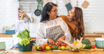 Mutter und Tochter mit frischen Lebensmitteln (Foto: AdobeStock_625525546 Art_Photo)