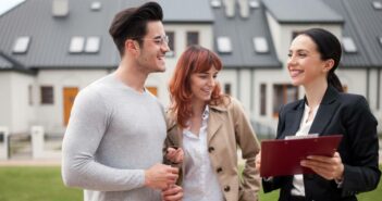 Die Welt der Immobilien: Chancen für Quereinsteiger in Branchen mit Fachkräftemangel (Foto: AdobeStock - 207957263 leszekglasner)