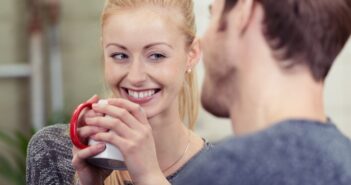 Flirt Fever: Die heißesten Dating-Trends dieses Sommers – So finden Sie die große Liebe. Flirt Fever: Wo Flirts und Begegnungen beginnen. (Foto: AdobeStock, contrastwerkstatt_77378139)