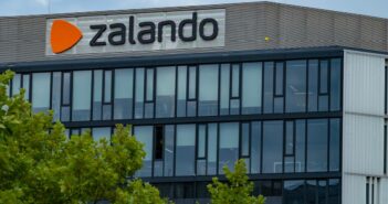 Zalando: Vom Startup zur europäischen Modeplattform Zalando-Headquarter in Berlin – Symbol der europäischen Modeplattform (Foto: AdobeStock 945640349- kittyfly)