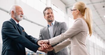Arbeitgebermarke als Wettbewerbsvorteil: Nachhaltige Werbeartikel als Teil moderner Personalstrategien (Foto: AdobeStock - JustLife - 344394803)
