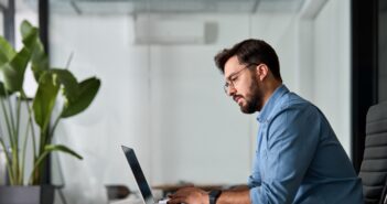 Jobs der Zukunft: Welche Arbeitsplätze werden durch den KI-Hype besonders interessant? (Foto: AdobeStock - insta_photos 1145263398)