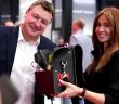 20 Fachhandwerkerinnen mobilisiert: Sandra Hunke gewinnt Messestand-Wette gegen (Foto: Stiebel Eltron GmbH & Co. KG)