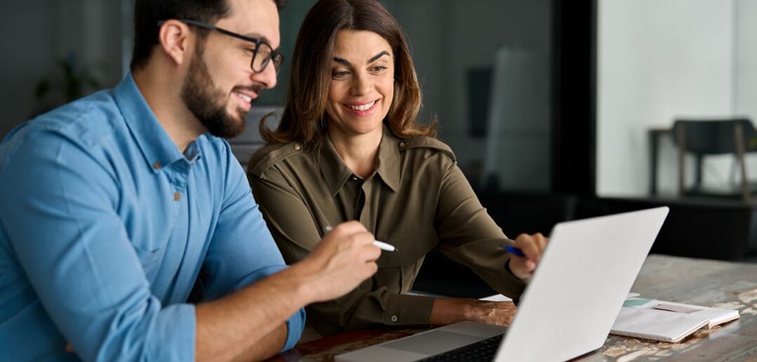 KI hat den Arbeitsmarkt schon verändert: Wie geht die Entwicklung weiter? (Foto: AdobeStock - insta_photos - 1512843262)