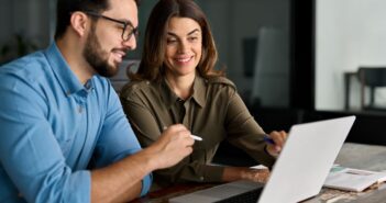 KI hat den Arbeitsmarkt schon verändert: Wie geht die Entwicklung weiter? (Foto: AdobeStock - insta_photos - 1512843262)