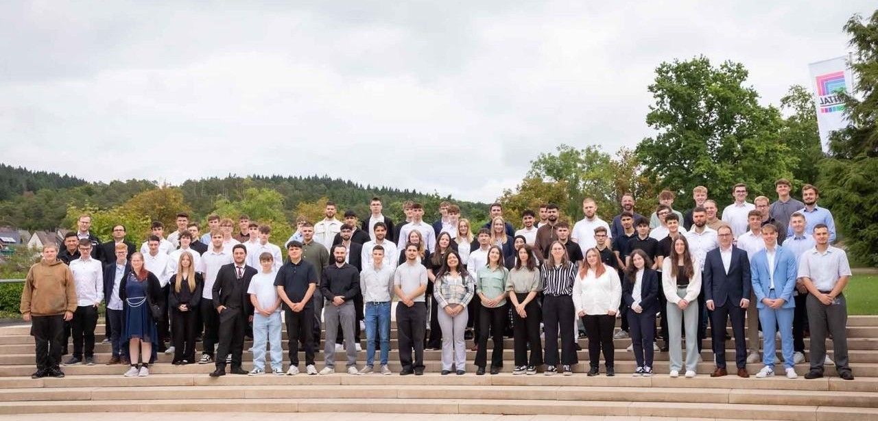 85 starten duales Studium und Ausbildung bei Friedhelm Loh (Foto: Friedhelm Loh Group)