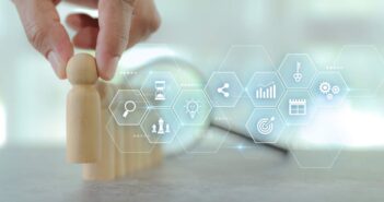 Digital Recruiting: Wie HR-Teams mit der richtigen Software Zeit und Kosten sparen (Foto: AdobeStock - Jintana - _1701593385)