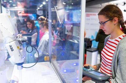 Praxisnahe MINT-Berufsorientierung im Discover Industry Truck vor Ort (Foto: Baden-Württemberg Stiftung gGmbH)