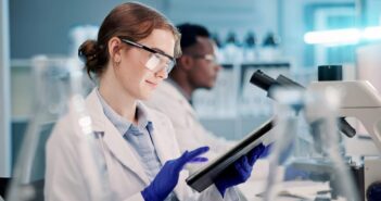Studieren im Gesundheitswesen: Studiengänge mit Zukunft im Fokus (Foto: AdobeStock - peopleimages.com - 1428425042)