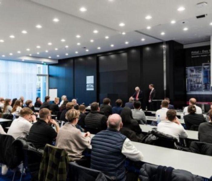 Gespannt warteten die Auszubildenden auf die Bekanntgabe (Foto: Friedhelm Loh Group)