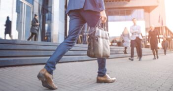 Arbeiten, wo der Job ist: Die neue Pendelrealität in Deutschland (Foto: AdobeStock - Gorodenkoff - 340250795)