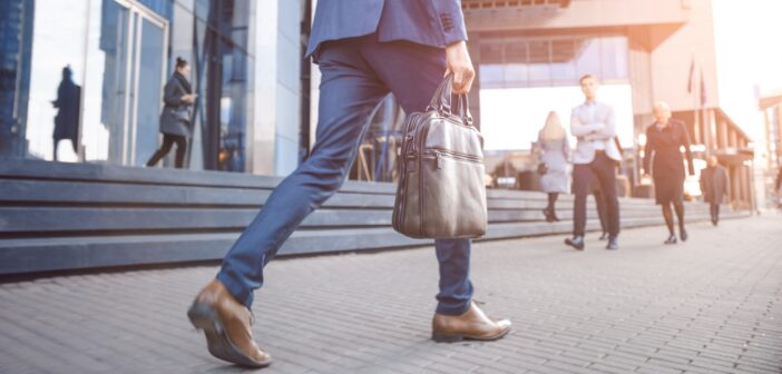 Arbeiten, wo der Job ist: Die neue Pendelrealität in Deutschland (Foto: AdobeStock - Gorodenkoff - 340250795)