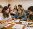 Deutsch-Französischer Fachkräfteaustausch in Lyon fördert internationale Jugendarbeit (Foto: CoPilot (KI gestützt))